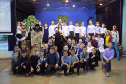 Дети и герои игровой программы По лесным тропинкам на общей фотографии